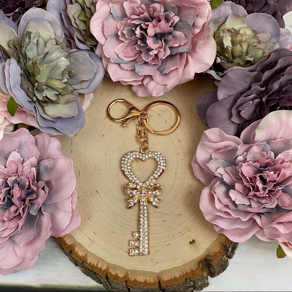 Romantic Heart Shaped Crystal Key Charm Keychain - Picture 5 of 12